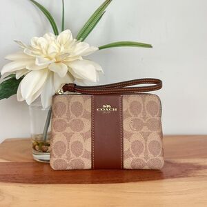 NWT Coach Corner Zip Wristlet In Signature Canvas‎ With Stripe